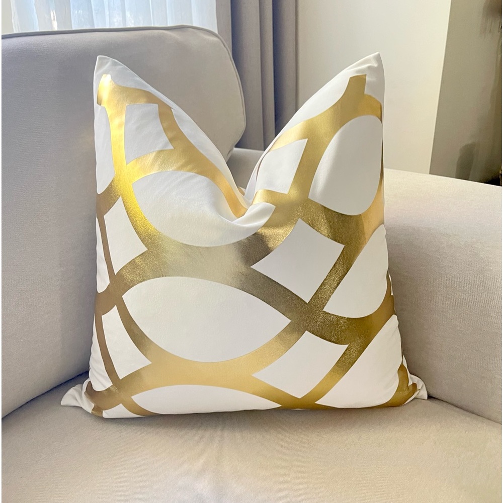 TwoLuxury white and gold foil pillow Size 22x22 in - Picture 3 of 13